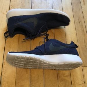 Navy Nike Roshes